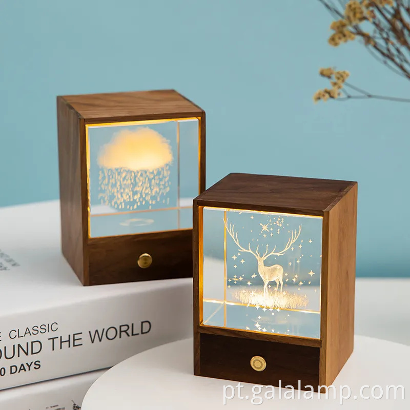 Caixa de luz noturna de madeira encantada com esfera de cristal radiante